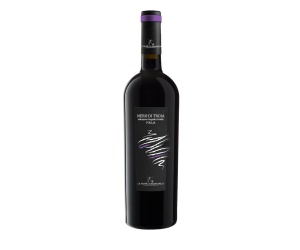 Le Vigne di Sammarco - Nero di Troia 2019 Deze wijn is zowel krachtig als subtiel. Met in de neus vooral rijp, iets doorstoofd donker fruit en in de smaak ook frisser rood fruit. Wat kruidige, licht aardse tonen en een soepele afdronk dankzij de medium tannines.