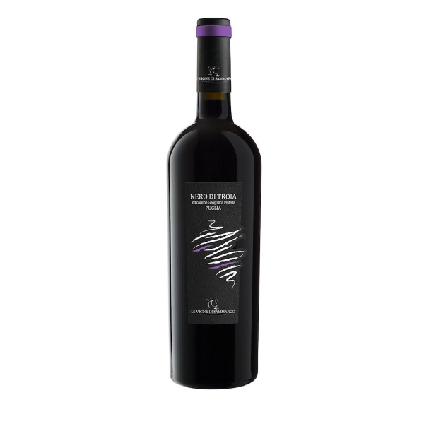 Le Vigne di Sammarco - Nero di Troia 2019 Deze wijn is zowel krachtig als subtiel. Met in de neus vooral rijp, iets doorstoofd donker fruit en in de smaak ook frisser rood fruit. Wat kruidige, licht aardse tonen en een soepele afdronk dankzij de medium tannines.