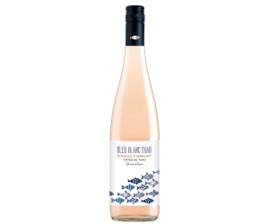 Bleu Blanc Thau rosé, Les Vignerons de Florensac 2020 Vrolijke rosé met een hoge doordrink factor. Aantrekkelijk zalmroze met smaken van framboos, aardbei rode bessen boordevol frisse fruittonen.