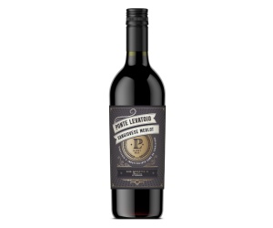 Sangiovese Merlot van 'Ponte Levatoio' is een robijnrode wijn met aroma's van rijp rood fruit en zoete specerijen. Een ongewone blend maar erg lekker bij Italiaanse gerechten.